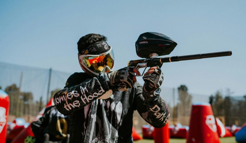 A Groopeze group playing paintball